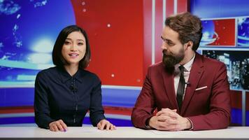 diverse présentateurs hébergement Matin spectacle à couverture tout nouvelles histoires sur global télévision réseau, international programme. homme et femme journalistes en présentant médias segment vivre sur la télé panneau. photo