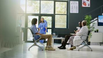 médecin expliquant des médicaments traitement à africain américain patient pendant vérification visite rendez-vous dans hôpital lobby. personnes âgées médical en portant pilules bouteille discuter antibiotique ordonnance photo