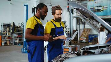 mécanicien écoute à client dans auto réparation boutique, en utilisant tablette à écrire vers le bas voiture modifications elle veut à faire. expert dans garage avec client, écoute à sa demandes pour véhicule réglage photo