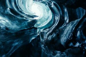 énorme rochers de la glace à l'intérieur vatnajokull glacier crevasse dans islandais paysages, majestueux transparent congelé glacé blocs. la glace grottes avec glacial texturé des pierres couvert dans gel, glacier randonnée. photo