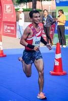 new delhi, inde - 16 octobre 2022 - course de semi-marathon vedanta delhi après covid dans laquelle les participants au marathon sont sur le point de franchir la ligne d'arrivée, semi-marathon de delhi 2022 photo