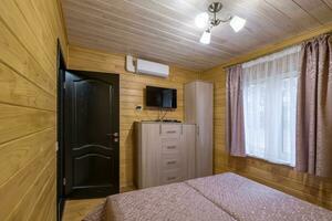 intérieur de en bois éco chambre dans studio appartements, hôtel ou propriété photo