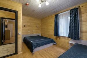 intérieur de en bois éco chambre dans studio appartements, hôtel ou propriété photo