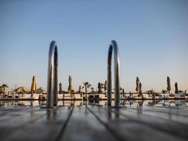 détendez-vous près de la piscine avec rampe, transats, chaises longues photo