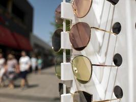 lunettes de soleil sur le comptoir. trois paires de lunettes de soleil photo