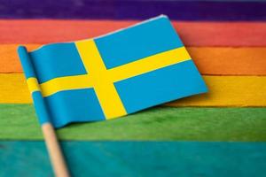 drapeau de la Suède sur le symbole de fond arc-en-ciel photo