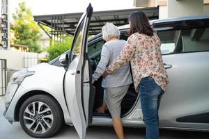 aider et soutenir la patiente asiatique âgée se préparer à se rendre à sa voiture. photo