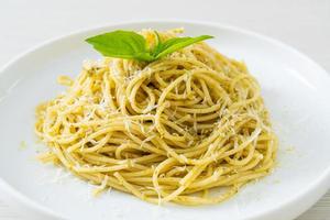 pâtes spaghetti au pesto - cuisine végétarienne et style de cuisine italienne
