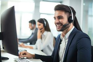 portrait de souriant Masculin client soutien opérateur dans casque travail dans bureau, content appel centre agent en utilisant ordinateur tandis que communicant avec clients dans le bureau, ai généré photo