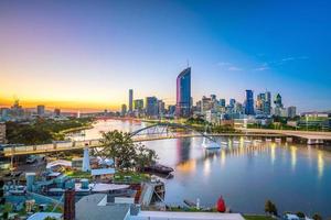 toits de la ville de brisbane et rivière brisbane au crépuscule photo