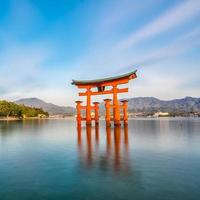 l'île de miyajima, la célèbre porte torii flottante photo