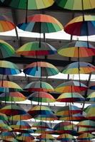 parapluie coloré accroché dans le couloir photo