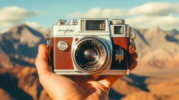 une ancien caméra passionné avec une caméra dans le sauvage et une Montagne paysage dans le Contexte ai généré photo