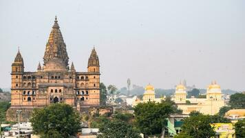 magnifique vue de orchha palais fort, raja mahal et chaturhuj temple de jahangir Mahal, orchha, madhya pradesh, jahangir mahal - orchha fort dans orchha, madhya pradesh, Indien archéologique des sites photo