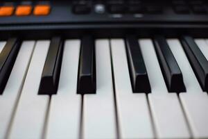 fermer de piano clés. piano noir et blanc clés et piano clavier musical instrument mis à le Accueil balcon pendant ensoleillé journée. photo