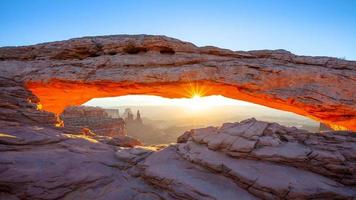 paysage naturel de mesa arch dans le parc national de canyonlands, utah, usa photo