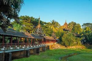 Détails de l'architecture traditionnelle du Myanmar à Bago photo