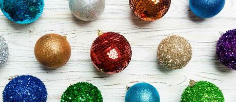 Haut vue bannière de coloré Noël des balles sur en bois Contexte. Nouveau année temps concept photo