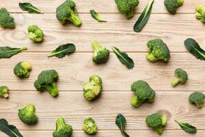 vert Frais brocoli Contexte proche en haut sur coloré tableau. des légumes pour régime et en bonne santé alimentaire. biologique nourriture photo