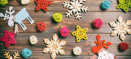 Haut vue de Noël jouets sur en bois Contexte. Nouveau année ornement. bannière vacances concept photo