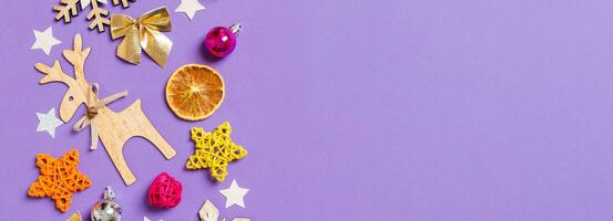 Haut vue bannière de Nouveau année jouets et décorations sur violet Contexte. Noël temps concept avec vide espace pour votre conception photo