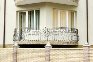 magnifique petit coin balcon sur une moderne bâtiment appartement photo