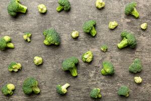 vert Frais brocoli Contexte proche en haut sur coloré tableau. des légumes pour régime et en bonne santé alimentaire. biologique nourriture photo