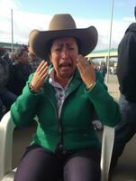 mexicain femme apparaît à être dans douleur de mal de crâne ai génératif photo