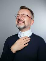 homme avec douleur sur neutre Contexte ai génératif photo