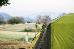 tente touristique en camp dans la montagne photo