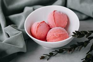 savoureux fraise crème glacée des balles dans bol photo