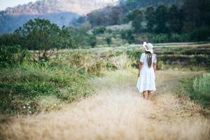 femme au chapeau bonheur dans la nature photo