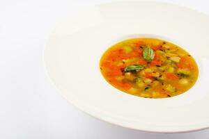 assiette de poulet soupe isolé sur blanc photo