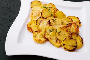 frit patates sur une blanc assiette photo