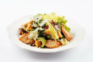 traditionnel classique César salade dans blanc assiette photo