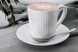 tasse de café avec cœur fleur peint sur mousse photo