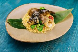 couscous avec poisson sur marron assiette photo