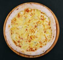 quattro formaggio - italien Pizza avec quatre trie de fromage photo