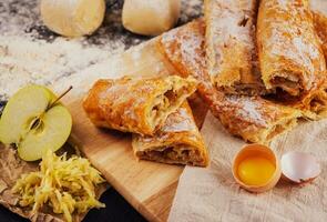 sucré Pomme strudel avec pommes Haut vue photo