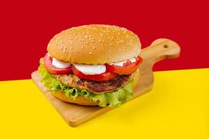 des hamburgers avec escalope, tomate et salade photo