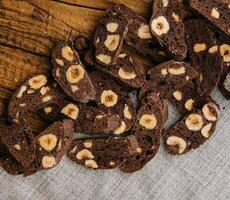 fait maison Chocolat biscuits avec noix de coco sur planche photo