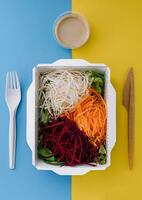 tranche Frais des légumes sur le blanc assiette photo