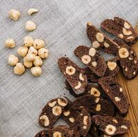 fait maison Chocolat biscuits avec noix de coco sur planche photo