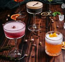 différent coloré exotique alcoolique des cocktails sur bois photo