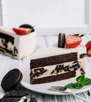 Chocolat biscuit gâteau avec fraise sur le assiette photo