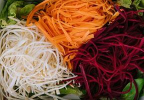 tranche Frais des légumes sur le blanc assiette photo