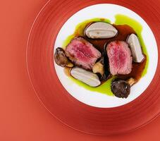 canard filet dans sauce avec champignon photo