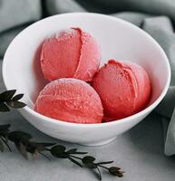 fraise la glace crème des balles dans une blanc bol photo