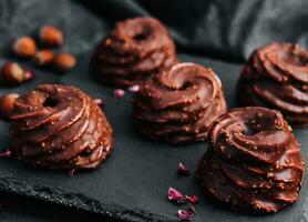 Gâteaux dans Chocolat glaçage sur pierre planche photo