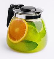 rafraîchissant thé avec citron vert et Orange et menthe photo